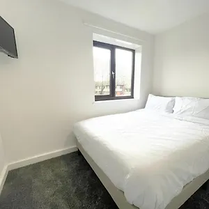 Homestay Homely With Smart Tv, London